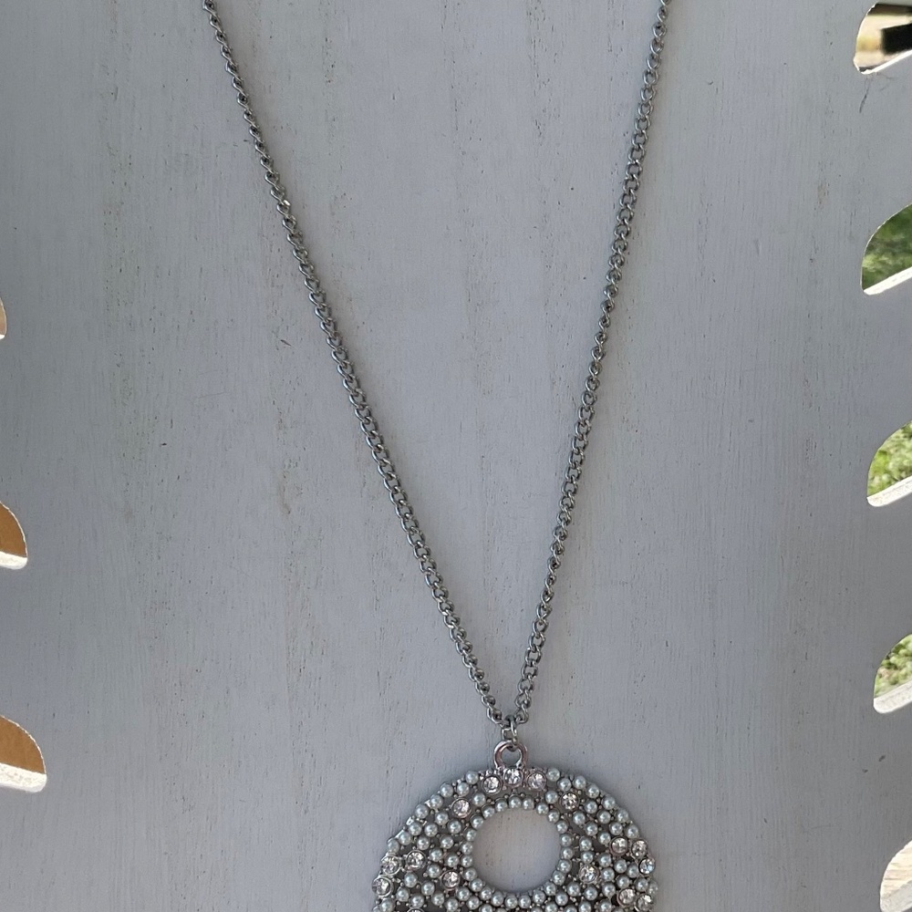 Pendant necklace Silvertone pearl crystal on round pendant 36” - Picture 2 of 11